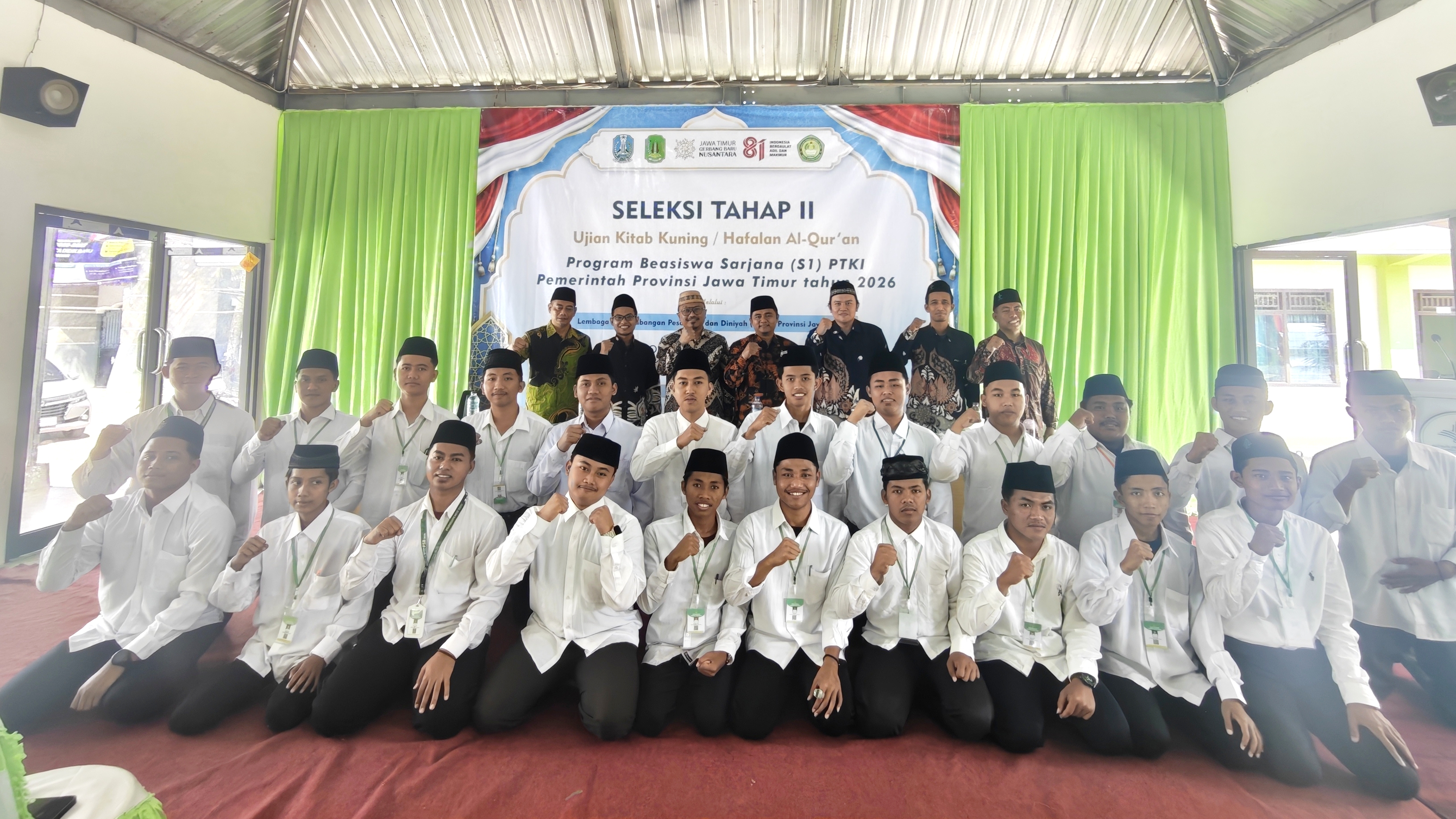 Tim penguji dari LPPD Provinsi Jawa Timur melaksanakan pengujian pada Seleksi Tahap II Beasiswa LPPD Jawa Timur Tahun 2026 di Kampus Institut Darul Ulum Banyuanyar Pamekasan, Kamis (6/8/2026). Sebanyak 30 peserta yang dinyatakan lolos seleksi tahap pertama mengikuti tahapan seleksi lanjutan.