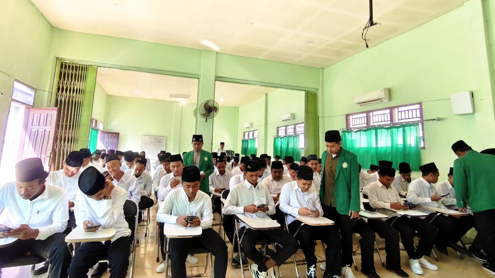 Calon Mahasiswa Ikuti Tes Masuk Gelombang I Institut Darul Ulum Banyuanyar Pamekasan